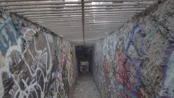 Vue Inclinée Vers Bas Escalier Rempli Graffitis Menant Aux Sous — Video