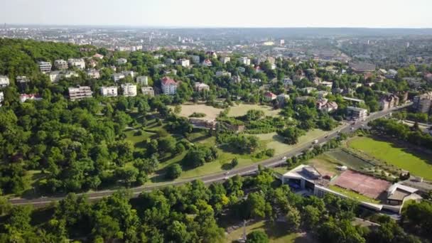 ハンガリーのブダペストにある哲学の庭とシタデッラ要塞の近くにあるゲルト ヒルの映画のような空中4Kドローン — ストック動画