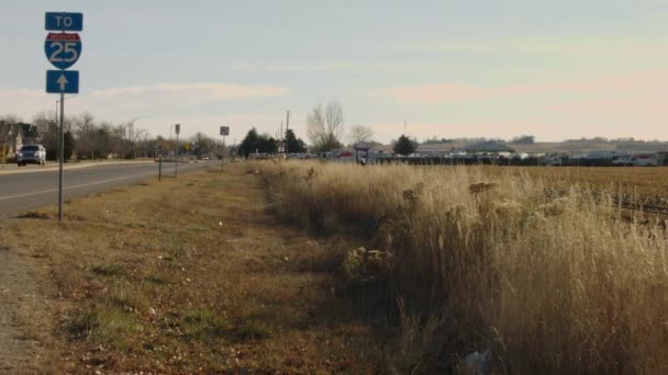 Pouliční Značka Ukazuje Směr Dálnici I25 Loveland Coloradu 2021 — Stock video