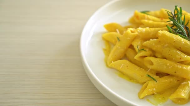 Penne Nudeln Mit Butternuss Kürbiscremesauce Und Rosmarin — Stockvideo