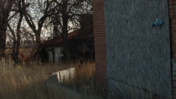Ein Alter Verlassener Bauernhof Mit Dunklen Gespenstisch Aussehenden Gebäuden Und — Stockvideo