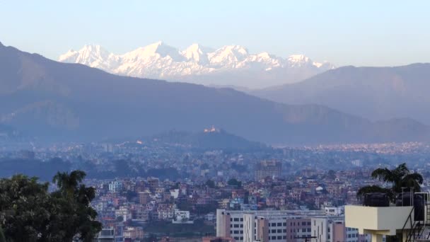 加德满都市夜以继日 以喜马拉雅山为背景 — 图库视频影像