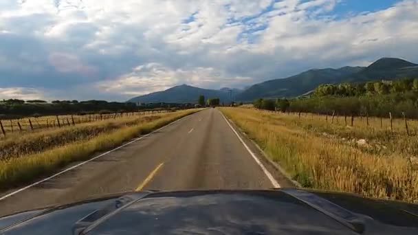 无边无际的乡间道路 多云的天空和山脉 驾驶Pov射击 — 图库视频影像