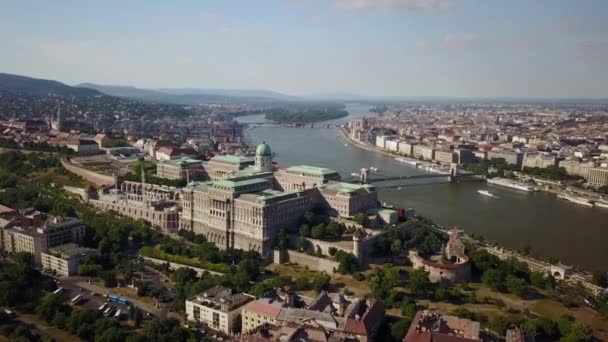 Filmatisk Drone Dolly Shot Castle Hill Buda Castle Med Donau – stockvideo