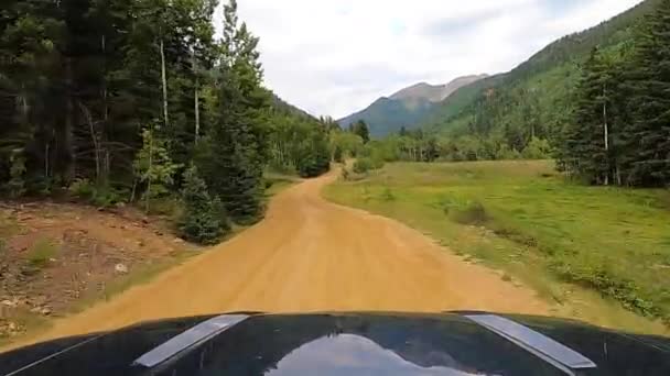 Bela Estrada Terra Floresta Com Vista Panorâmica Gama Montanhas Carro — Vídeo de Stock