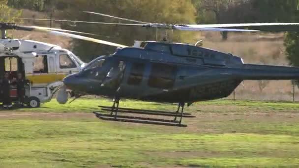 Helikopterlanding Het Vliegveld — Stockvideo