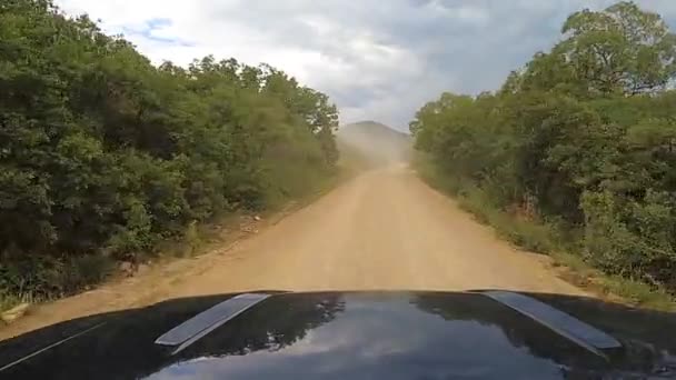 Carretera Grava Polvorienta Con Majestuosas Vistas Las Montañas Conduciendo Pov — Vídeos de Stock