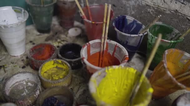 Pintura Colorida Vasos Plástico Con Pincel Madera Taller Tabla Surf — Vídeos de Stock