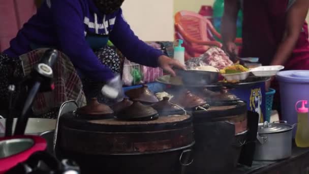 Gatuförsäljare Matlagning Vietnamesiska Gatan Mat Banh Xeo Fyllda Pannkaka Crepe — Stockvideo