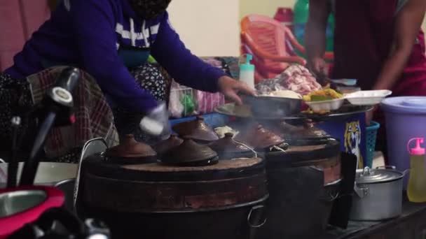 Straßenverkäufer Kocht Vietnamesisches Street Food Banh Xeo Gefüllte Pfannkuchen Crêpes — Stockvideo