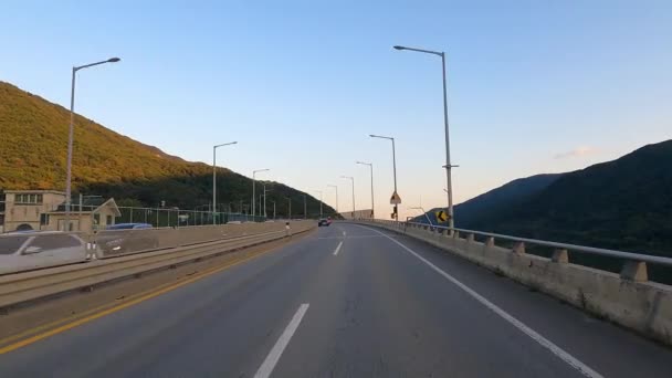 Kierowca Pov Wiejska Droga Między Górami Korei Południowej Zachodzie Słońca — Wideo stockowe
