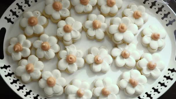 Dienblad Van Witte Daisy Bloem Taarten Bruiloft Receptie Voedsel Top — Stockvideo