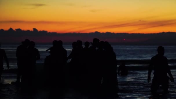 Silhouette Gruppe Von Männern Strand Meer Holen Fischernetz Während Des — Stockvideo