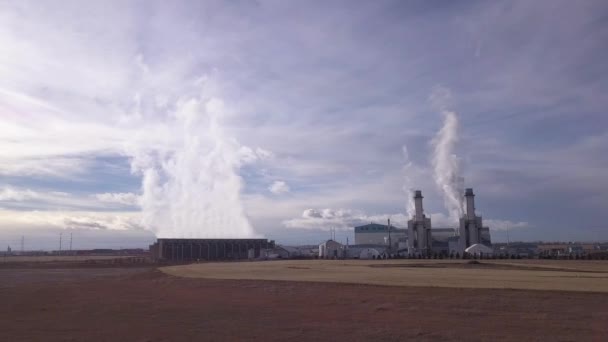 Pfanne Links Über Erdgasbetriebenes Elektrizitätswerk Dramatischer Dampf — Stockvideo