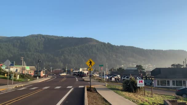 Пешеходный Дорожный Знак Городе Ячатс Орегоне Пышной Зеленой Горой Фоновом — стоковое видео