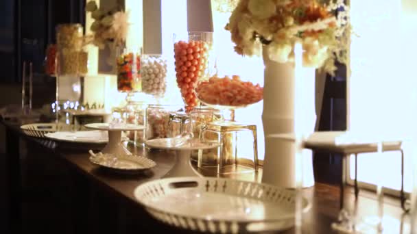 Bruiloftsreceptie Buffettafel Met Elegante Bloemdecoraties — Stockvideo