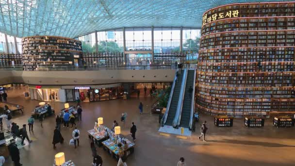 首尔Gangnam区Starfield图书馆的人流已经过去了 — 图库视频影像