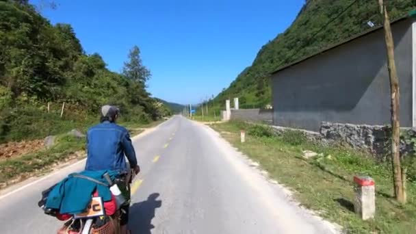 Ciclista Camisa Azul Montando Seu Ciclo Carregado Com Bagagem Uma — Vídeo de Stock