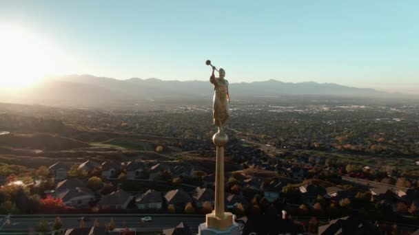 Hermoso Sunset Aerial Cerrar Shot Angel Moroni Atop Lds Mormon — Vídeos de Stock