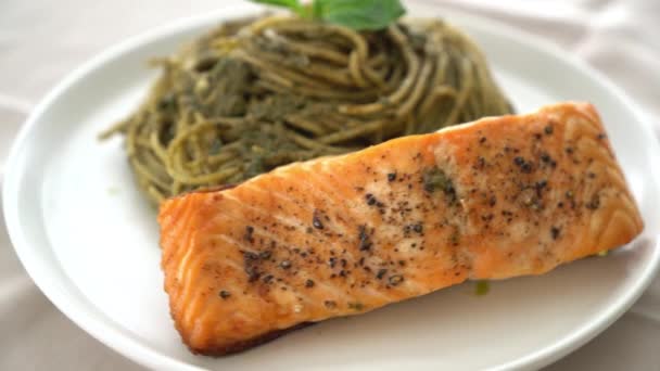 Spaghetti Pesto Fatti Casa Con Salmone Alla Griglia Stile Gastronomico — Video Stock