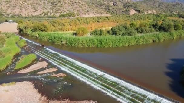 Arizona Roosevelt Gölü Ndeki Salt River Dikkat Dağıtma Barajı — Stok video