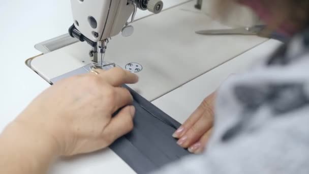 マシン上の女性の縫製保護繊維面の肩のショットの上ダウン — ストック動画