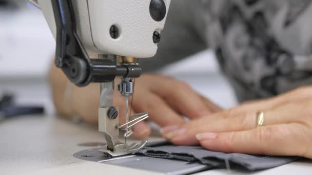 機械の上で織物を縫製する女性の閉鎖 フィールドの浅い深さ スローモーション — ストック動画