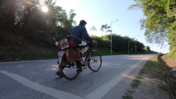 ベトナムの曹操バン省の高速道路を自転車で歩き 荷物を積んだ自転車をドラッグします Gopro 7での撮影で安定したショット — ストック動画