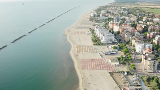 Vista Aérea Playa Arena Con Sombrillas Gazebos Ciudad Concepto Vacaciones — Vídeos de Stock