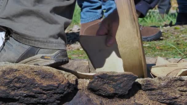 Mani Dell Uomo Rompono Ciottolo Ceramica Depositare Sul Forno Pietra — Video Stock