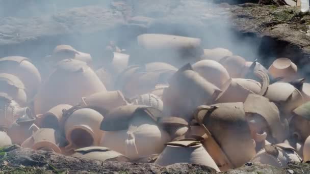Дым Выходит Печи Открытого Очага Керамики Керамическими Вазами Внутри Керамика — стоковое видео