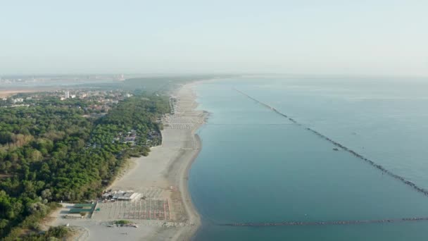 Veduta Aerea Della Spiaggia Sabbiosa Con Ombrelloni Gazebo Città Concetto — Video Stock