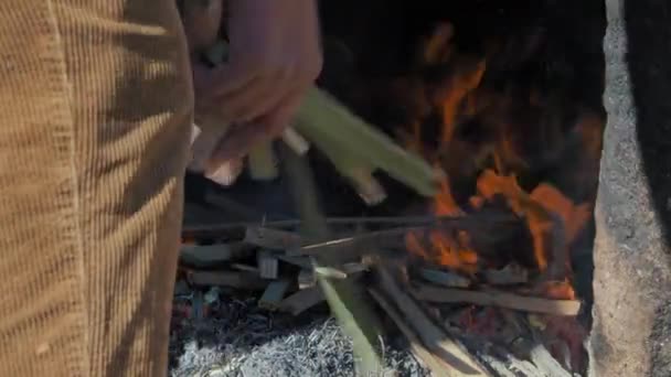 Homem Jogando Pedaços Madeira Para Acender Fogo Forno Pedra Para — Vídeo de Stock