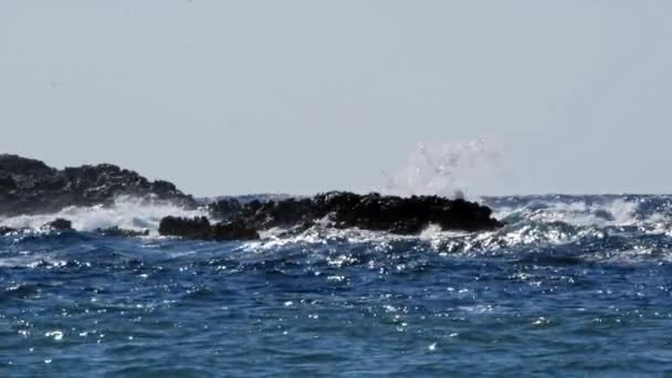 Landschappelijk Uitzicht Zee Golven Crashen Rotsen Met Water Spatten Jerusalem — Stockvideo