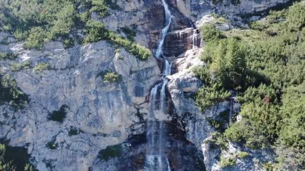Hermosa Cascada Rocosa Las Montañas Dolomitas Italia Aérea — Vídeo de stock
