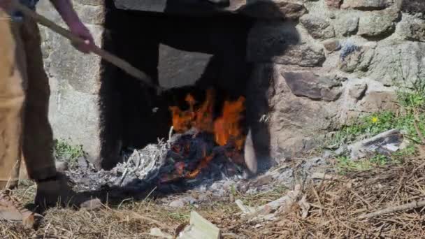 Close Forquilha Movendo Brasas Forno Céu Aberto Para Cerâmica Queima — Vídeo de Stock