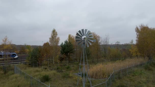 Alte Windmühle Aus Metall Dreht Sich Schnell Wind — Stockvideo