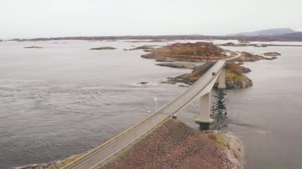 Spectaculair Uitzicht Storseisundet Bridge Een Mistige Dag Hustadvika Noorwegen Luchtfoto — Stockvideo