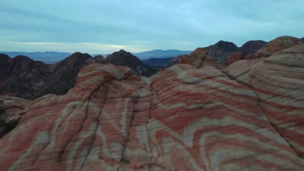 View Mountains Red Marble Structure Revealing Skyline Travelers Sunrise Background — Stock Video