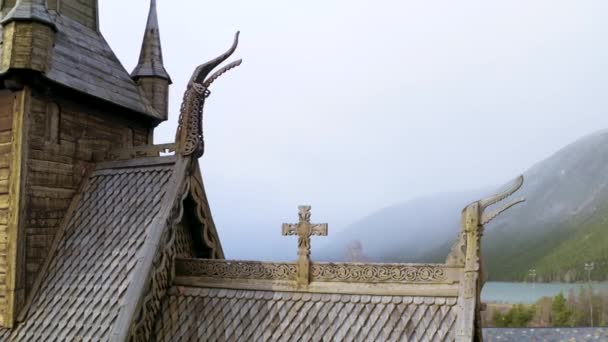 ノルウェーのシングルとドラゴンヘッドを持つロムスターブ教会の木製の屋根の詳細 航空軌道 — ストック動画
