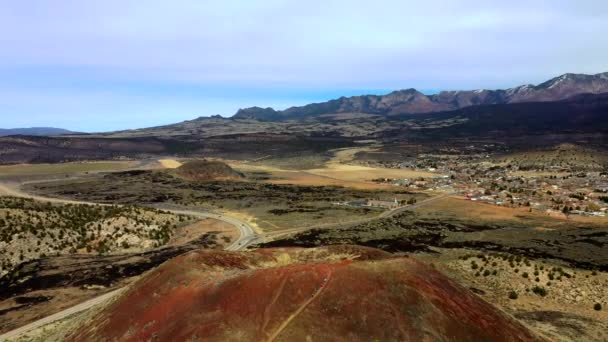 Vista Turistas Descendiendo Por Sendero Natural Desde Una Alta Colina — Vídeos de Stock