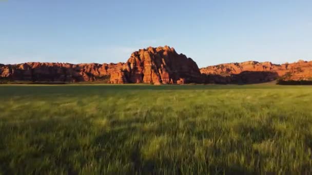 Hava Aracı Günbatımında Utah Bir Çölde Kırmızı Bir Kaya Dağına — Stok video
