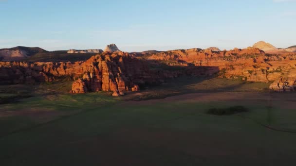 Luchtfoto Panning Overheen Een Eindeloos Rotsachtig Landschap Een Woestijn Utah — Stockvideo