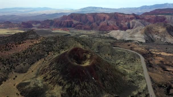 Ein Kreisender Blick Auf Einen Erloschenen Vulkan Einem Wüstental Umgeben — Stockvideo