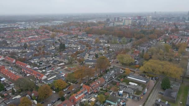 Aérea Barrio Suburbano Modernizado Con Una Gran Ciudad Fondo Otoño — Vídeo de stock