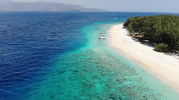 Снимок Беспилотника Островов Гили Индонезии Показывающий Лодки Людей Плавающих Кристально — стоковое видео