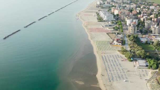 Letecký Výhled Písečnou Pláž Deštníky Altánky Městem Koncept Letní Dovolené — Stock video