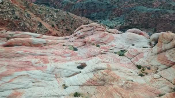 Utsikt Från Drönare Massiv Klippformation Med Röd Orange Marmor Struktur — Stockvideo