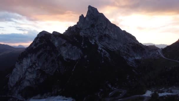 Puesta Sol Detrás Las Majestuosas Montañas Dolomitas Italia Aérea — Vídeos de Stock