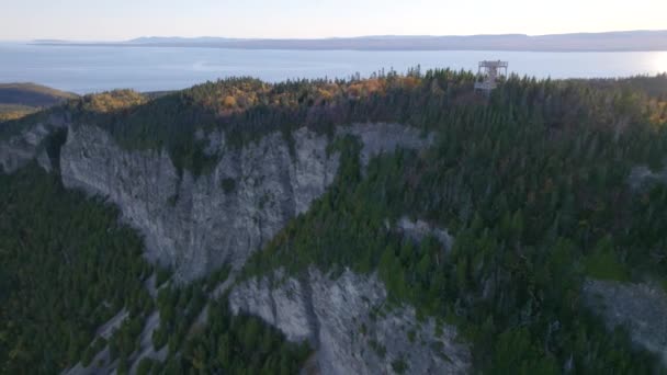 福瑞隆国家公园 加拿大魁北克加斯帕 无人机 半岛与秋树的景观 — 图库视频影像